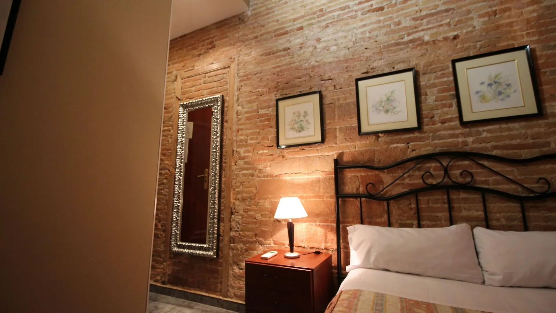 Hostal Orleans Barcelona