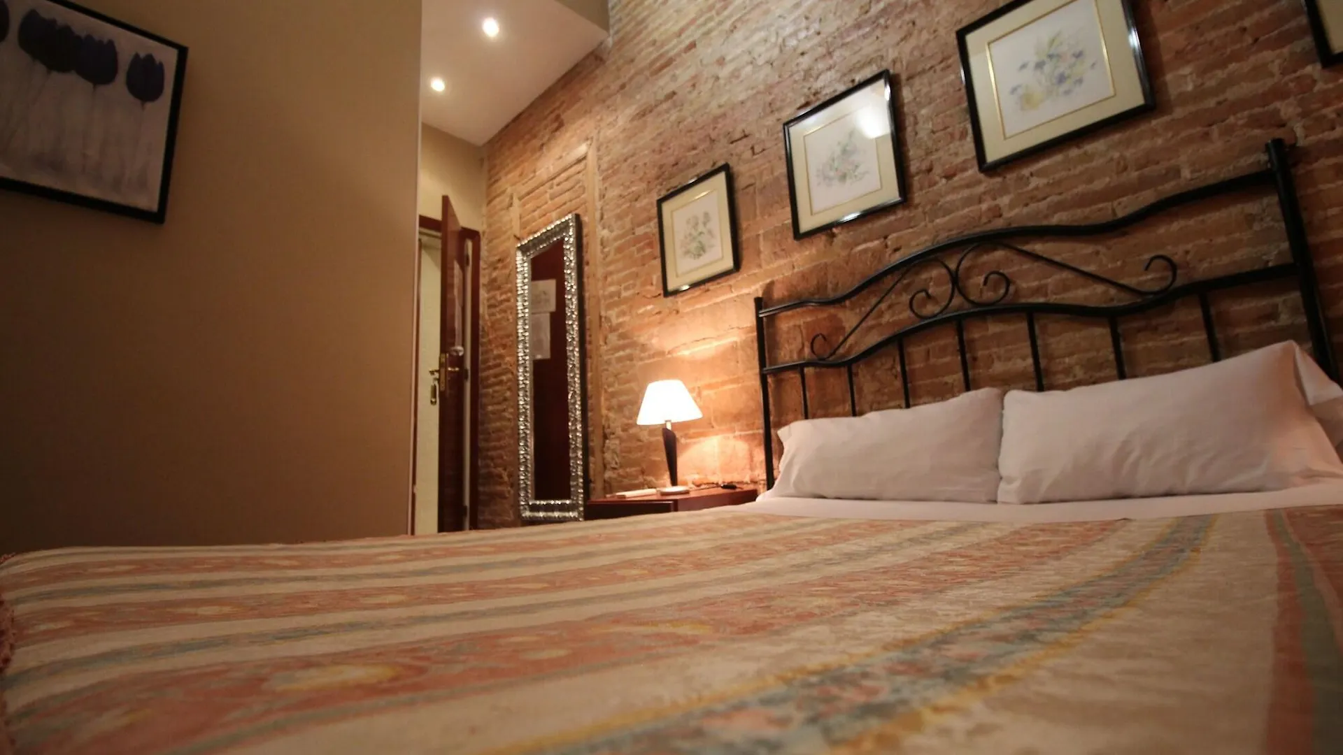 Hostal Orleans Barcelona